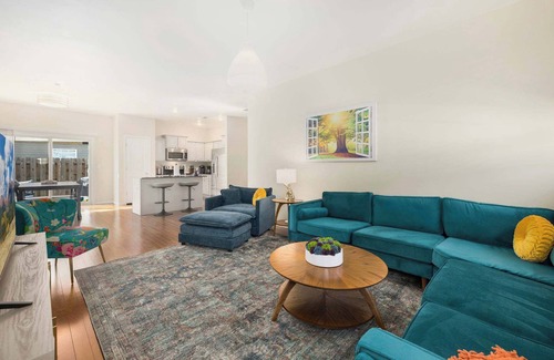 Farmington House | Bubbly Blue-Monthly Rental-3 Mi to UofA & Downtown