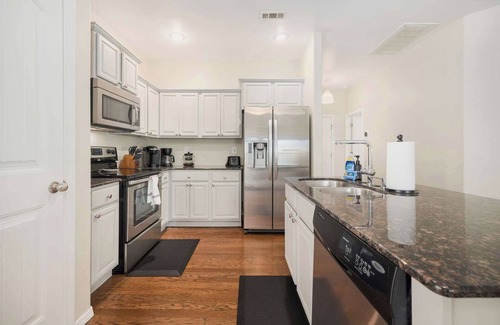 Farmington House | Bubbly Blue-Monthly Rental-3 Mi to UofA & Downtown