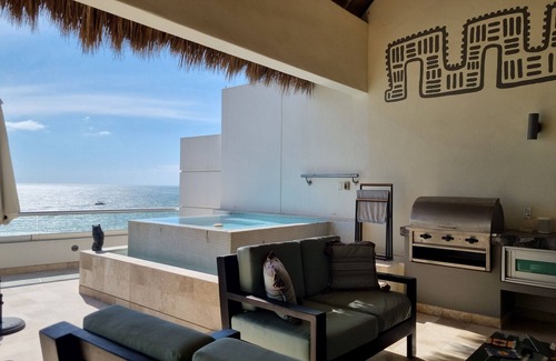 Bucerias Condo | Bucerias - Golden Zone - Beachfront Luxury Penthouse 6C, private dip pool.