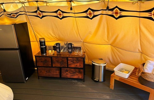Cave Junction Apartment | Buck and Does - 20' - Sleeps up to 4 - Restrooms and Showers are only a short walk away.