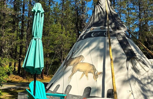 Cave Junction Apartment | Buck and Does - 20' - Sleeps up to 4 - Restrooms and Showers are only a short walk away.