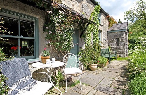 Pentraeth Cottage | BUCK COTTAGE, pet friendly, with open fire in Red Wharf Bay