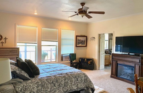 Ahsahka Cabin | Buck Hollow Lodge at Furry Tale Farm. 4 mi from Dworshak State Park!