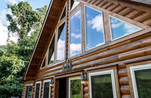 Luray Cabin | Buck's Peak: Spacious, Quiet Log Cabin with a unique view of the Shenandoahs
