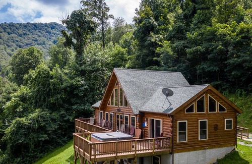 Luray Cabin | Buck's Peak: Spacious, Quiet Log Cabin with a unique view of the Shenandoahs