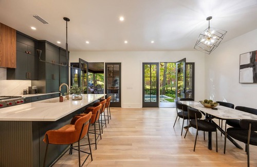 North Buckhead House | Buckhead Black House Spacious 5 Bedroom Mansion with Heated Pool - Lenox Atlanta