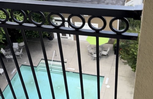 Lenox Apartment | BuckHead hide away is located in the heart of Buckhead Ga. W/deck, pool and gym