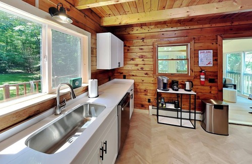 Bucksport Cabin | Bucksport Bliss A Luxe Log Cabin. Waterview & Private.