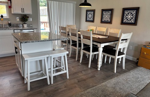 Dry Ridge House | Bud's Place: Family Friendly Spacious 5-bedroom 3 bath house with 3 KING BEDS