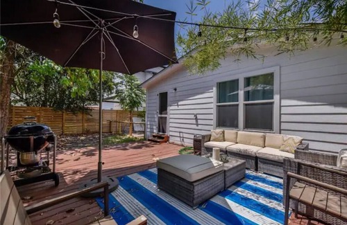 Govalle House | Buddy's East Austin Oasis + Sparkling Pool!