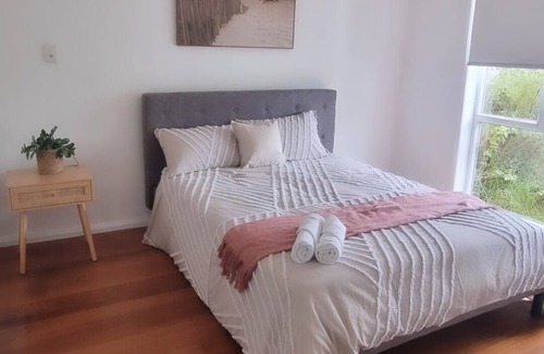Dallas House | Budget 3BR home - 12 mins from airport, Bohemian Styled, great for small groups.