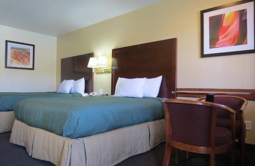 St. George Hotel | Budget-Friendly Room in Prime Location | Complimentary Breakfast w/Pool Access