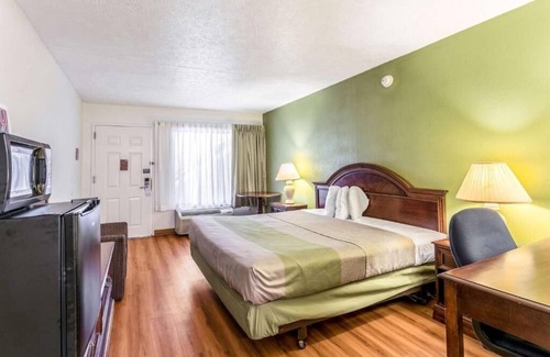 Edgewood Hotel | Budget-Friendly Room w/Complimentary Breakfast & Easy Access to I-95