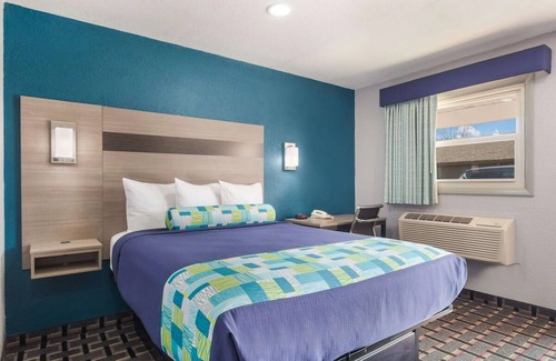 Salem Resort | Budget-Friendly Stay in Knights Inn & Suites Salem! Free Breakfast, Pets Allowed