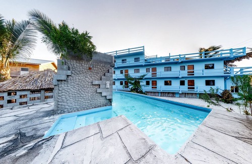 Caye Caulker House | Budget-Friendly Suite with WiFi, AC, Shared Pool & Grill - Bike to Beach