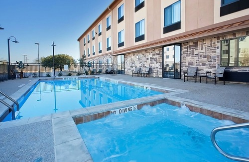 Mineral Wells Hotel | Budget Getaway at Red Lion Inn & Suites Mineral Wells! FREE Breakfast!