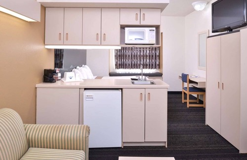 Maryville House | Budget-Minded Traveler's Dream: Comfortable Room with Breakfast Included