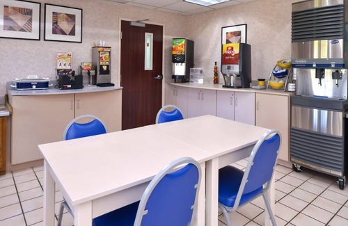 Maryville House | Budget-Minded Traveler's Dream: Comfortable Room with Breakfast Included