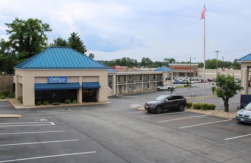 Lynchburg Hotel | Budget Room Near Blackwater Creek Natural Area – 3.2 Miles l Breakfast Included