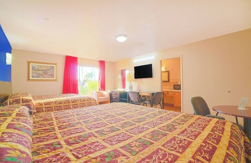 Weslaco Hotel | Budget Stay with King Bed – Close to Llano Grande Lake & Park