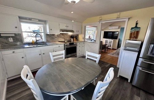 North Kingstown Cottage | Buena Vista Cottage - Walk to 2 beaches! - 15 mins to Newport