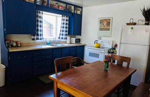 Cody House | Buffalo Cabin- pet friendly, wraparound porch, walking distance to downtown