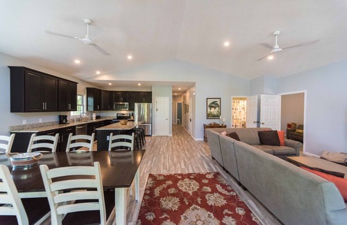 Grand Rivers House | Built in 2017 - 4 BR/3 BA Lakeview in Grand Rivers - The Only City on Both Lakes