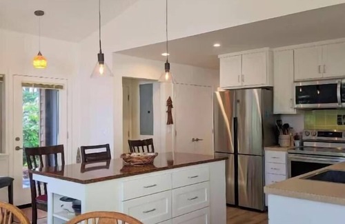Florence House | Built in 2020 1 bedroom 1 office bath and a half - the Captain Cook
