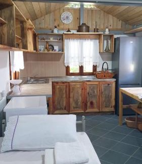 Albania House | Bujtina Peshtan Guesthouse&Camping
