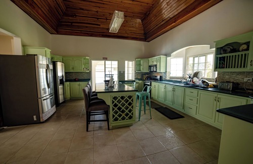 Whitehouse Villa | Buki Ocean View- ένας 2 B/R, Sleeps 6, with Chef