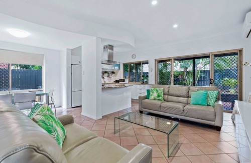 Balmoral House | Bulimba Central 2BR -Sleeps 6, Courtyard