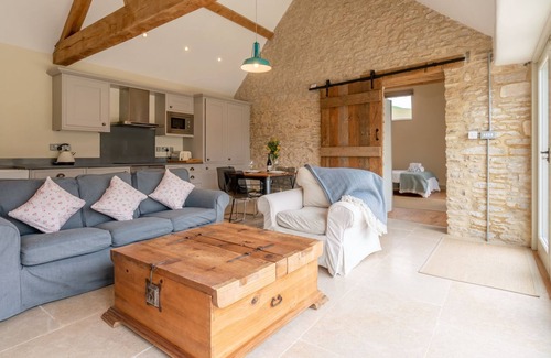 Dyrham Cottage | Bull Pen - sleeps 2 guests in 1 bedroom