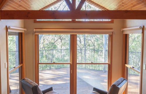 Bullaburra House | Bullaburra-treescape backs Blue Mountains Nat Park