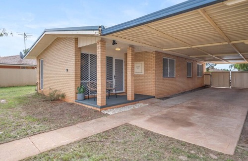 South Kalgoorlie House | Bullion Bungalow – Stylish, Secure 3-Bed Stay
