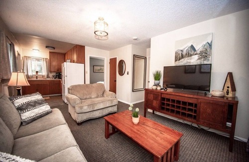 Mariposa Apartment | Bullion Street Homes. Bridalveil Falls 1/2 Block Walk to All (#2)