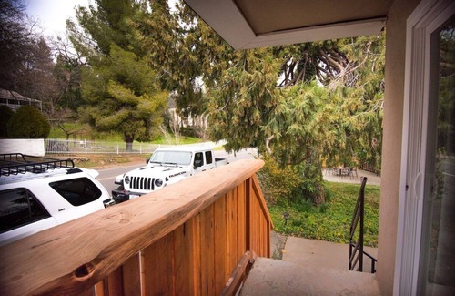 Mariposa Apartment | Bullion Street Homes. Bridalveil Falls 1/2 Block Walk to All (#2)