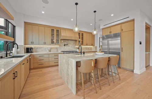 Sawtelle House | Bundy Villa 6bdr/Luxurious Modern Farmhouse with Guest House