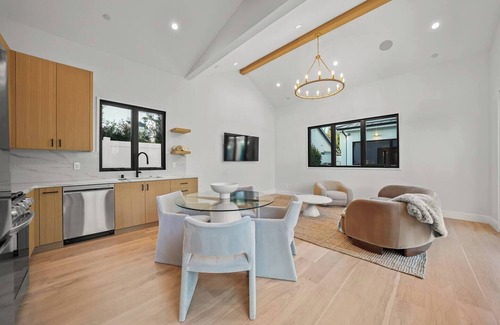 Sawtelle House | Bundy Villa 6bdr/Luxurious Modern Farmhouse with Guest House