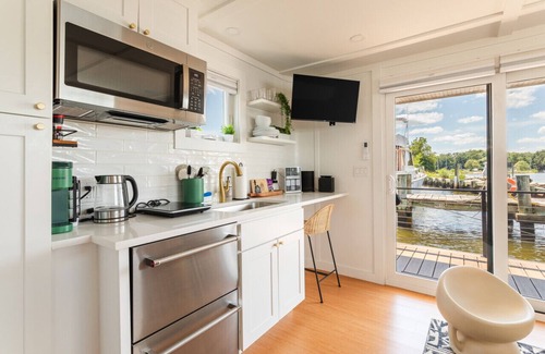 Arnold Boat Rental | Bung-a-flo Tiny Bohemian Designed Floating Home w/360 Waterfront Views
