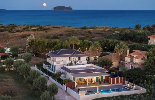 Kalamaki Apartment | Bungalow, 3 minutes walk from Kalamaki beach with private pool new for 2024.