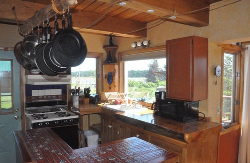 Homer House | Bungalow by Bishop's Beach! Great Beach access, Wonderful View, Family Friendly