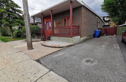 Longueuil House | Bungalow de caractère proche Montréal et commerces