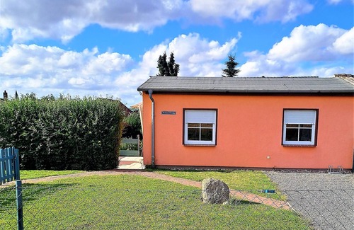 Neukalen House | Bungalow 'Ferienwohnung Naturblick' with Private Terrace, Private Garden and Wi-Fi