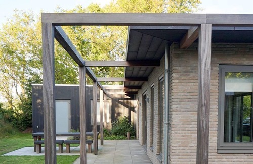 Ouddorp House | Bungalow in a unique place where nature and design are intertwined, with a large garden.