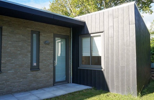 Ouddorp House | Bungalow in a unique place where nature and design are intertwined, with a large garden.