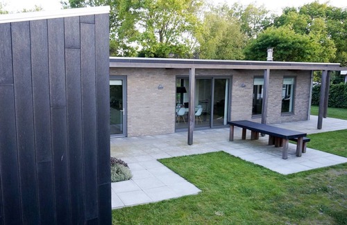 Ouddorp House | Bungalow in a unique place where nature and design are intertwined, with a large garden.