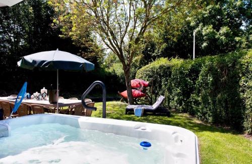 Eernewoude House | Bungalow near De Alde Feanen with Boat, cleaning included