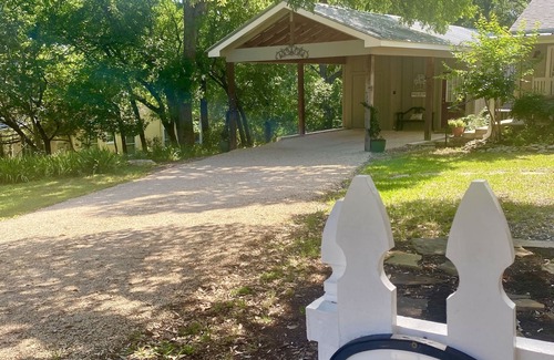 Salado House | Bungalow Oaks - Steps from Historical Main Street