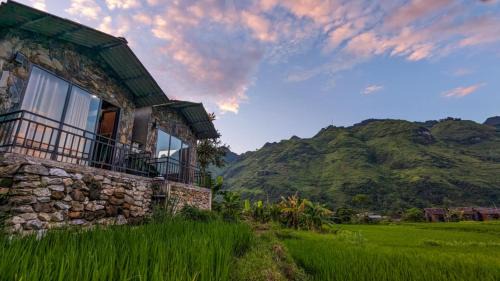 Yen Minh House | Bungalow vân chung