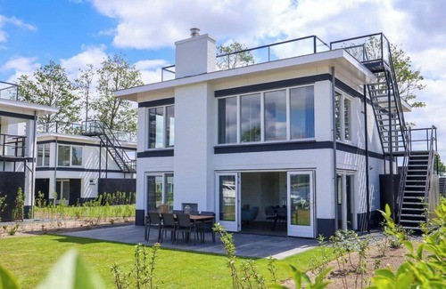 Nijkerk House | Bungalow with 4 bedrooms and a terrace